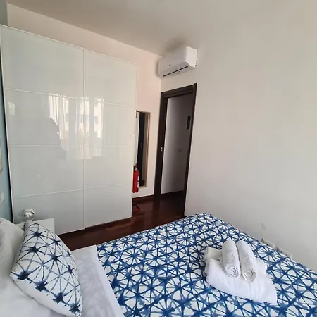 Blue Retreat Modern Near M4 Daire *